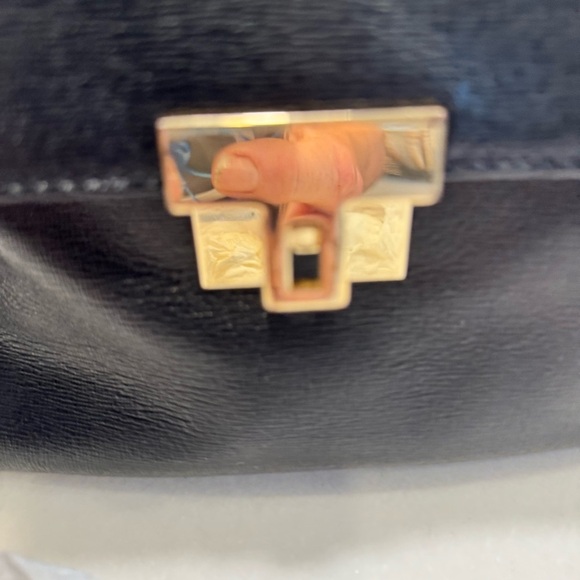 Tommy Hilfiger Black LEATHER Shoulder Bag W/ Gold Hardware Excellent Condition - Picture 2 of 13